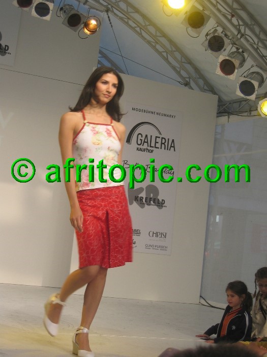 ../Images/Krefeld-Strssenmodenschau-2005 581.jpg